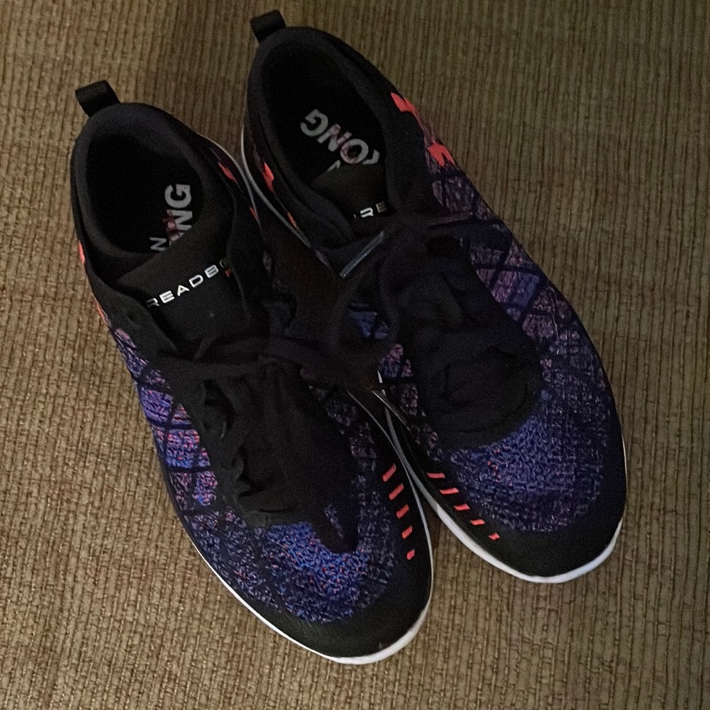 Women's UNDER ARMOUR run strong thread borne fortis shoes. Size 6